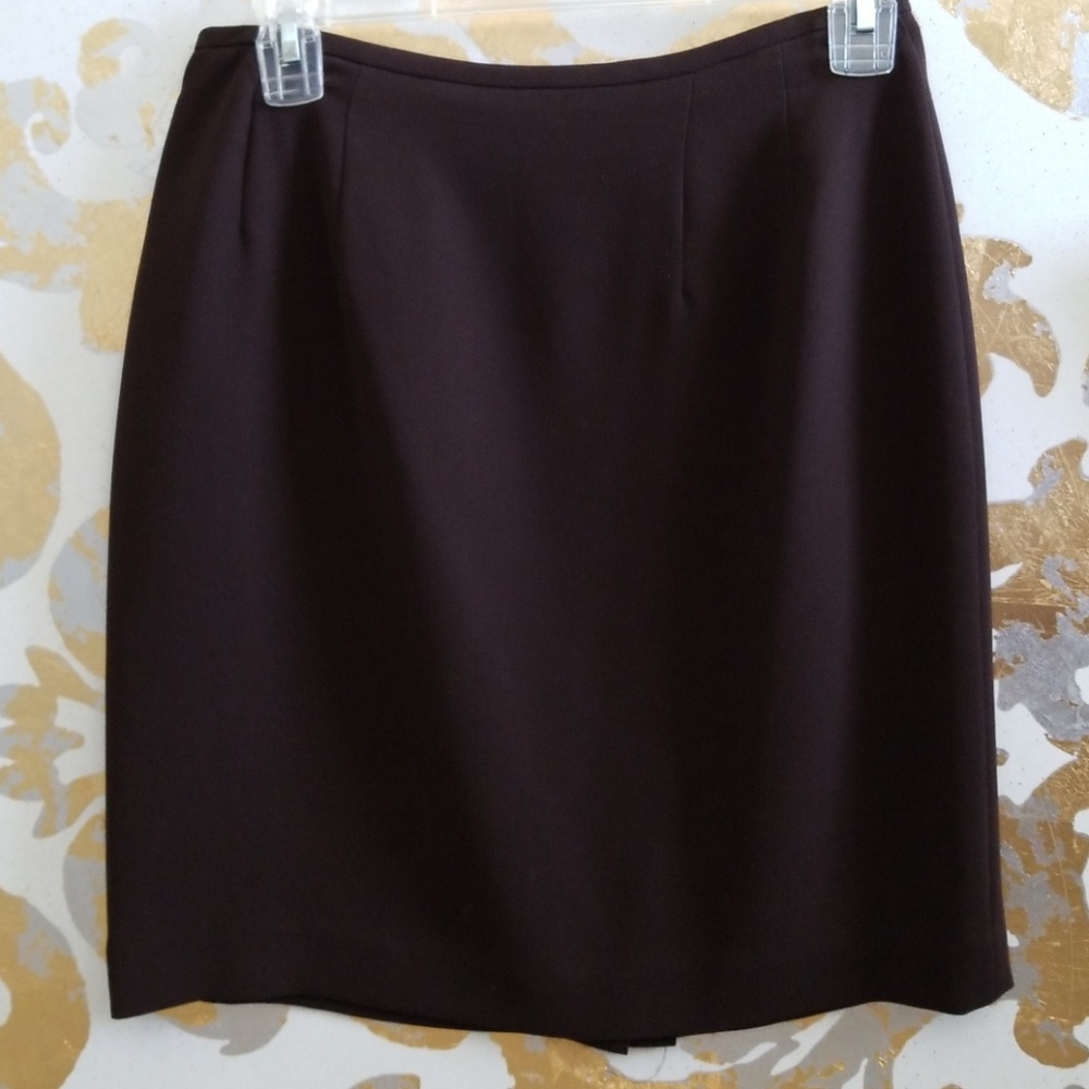 Suit skirt. Fully lined.